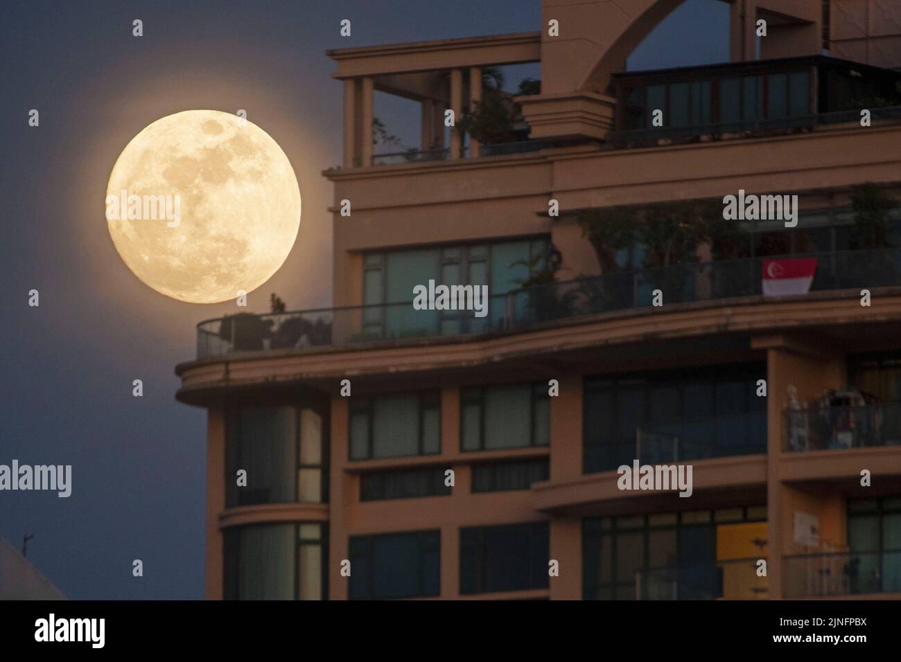 Singapur. 11. August 2022. Am 11. August 2022 steigt der Mond am Himmel über Singapur auf. Quelle: Then Chih Wey/Xinhua/Alamy Live News Stockfoto