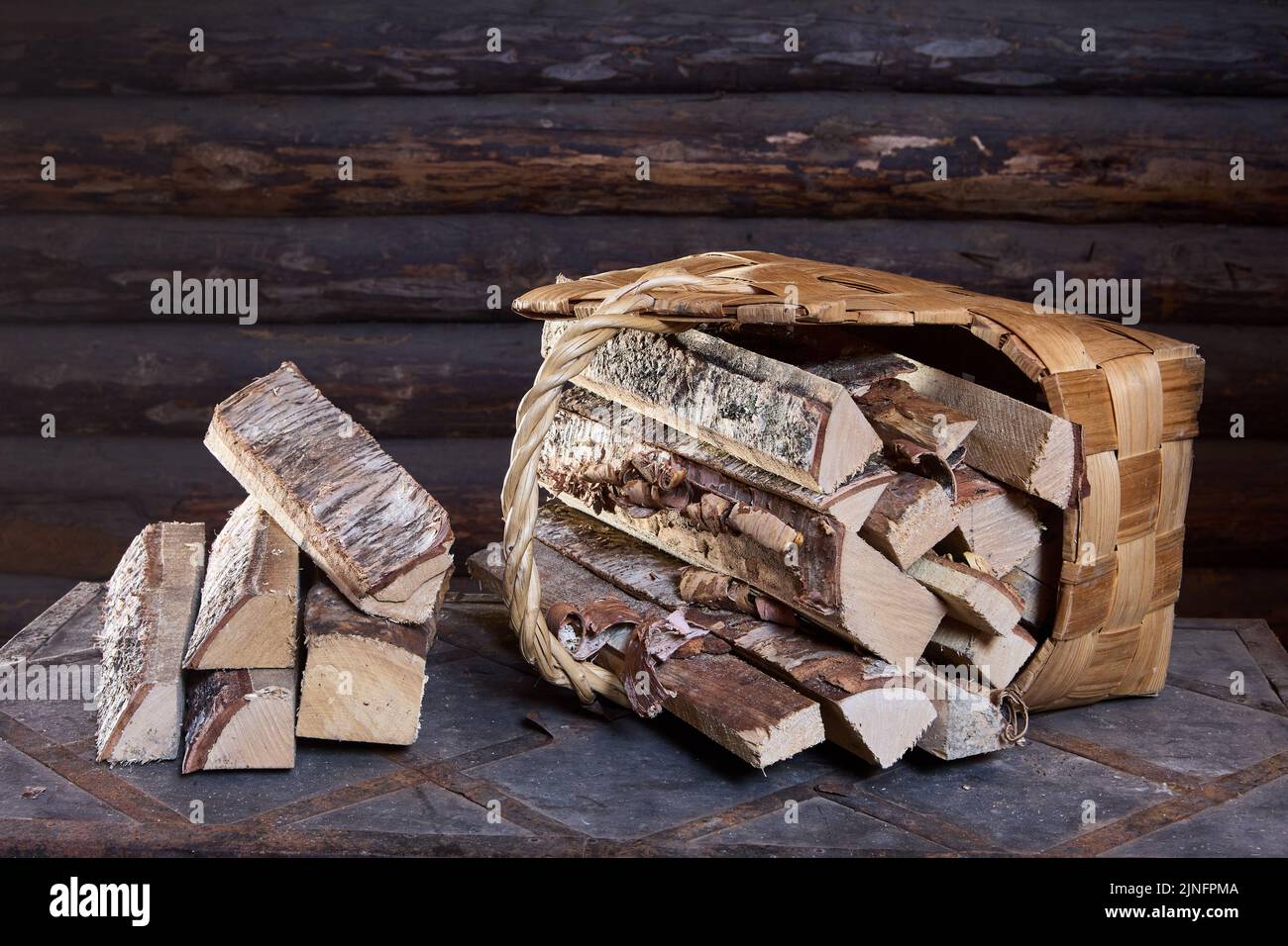 Gechiptes Birkenbrennholz für die Holzverbrennung in der kalten Jahreszeit. Stockfoto