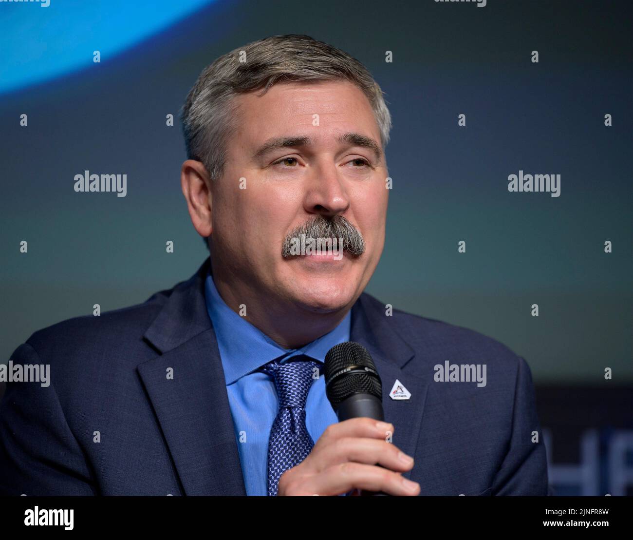 Mike Sarafin, NASA-Missionsleiter Artemis I, spricht während eines NASA-Briefings über die Artemis I Moon-Mission im Mary W. Jackson NASA-Hauptquartier, 3. August 2022 in Washington, D.C., die NASA-Mission Artemis I ist der erste integrierte Test der Tiefraumexplorationssysteme: Die Raumsonde Orion, die Rakete des Space Launch Systems und unterstützende Bodensysteme. Stockfoto