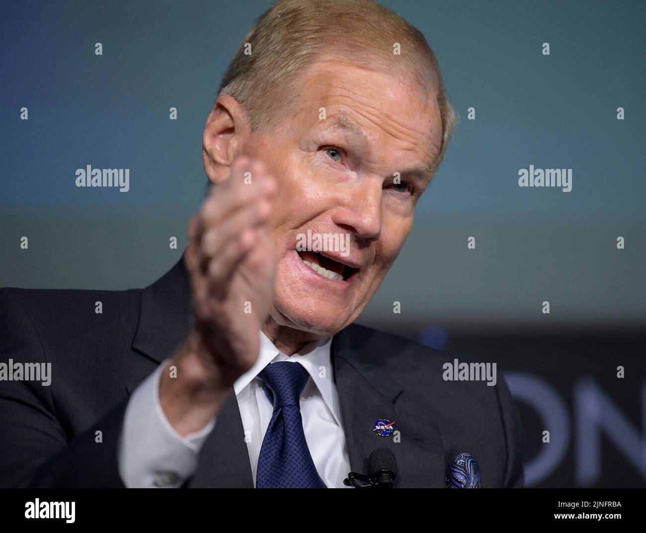 NASA-Administrator Bill Nelson spricht während eines NASA-Briefings zur Artemis I Moon-Mission im Mary W. Jackson NASA-Hauptquartier am 3. August 2022 in Washington, D.C., die NASA-Mission Artemis I ist der erste integrierte Test der Tiefenraumexplorationssysteme: Die Raumsonde Orion, die Rakete des Space Launch Systems und unterstützende Bodensysteme. Stockfoto