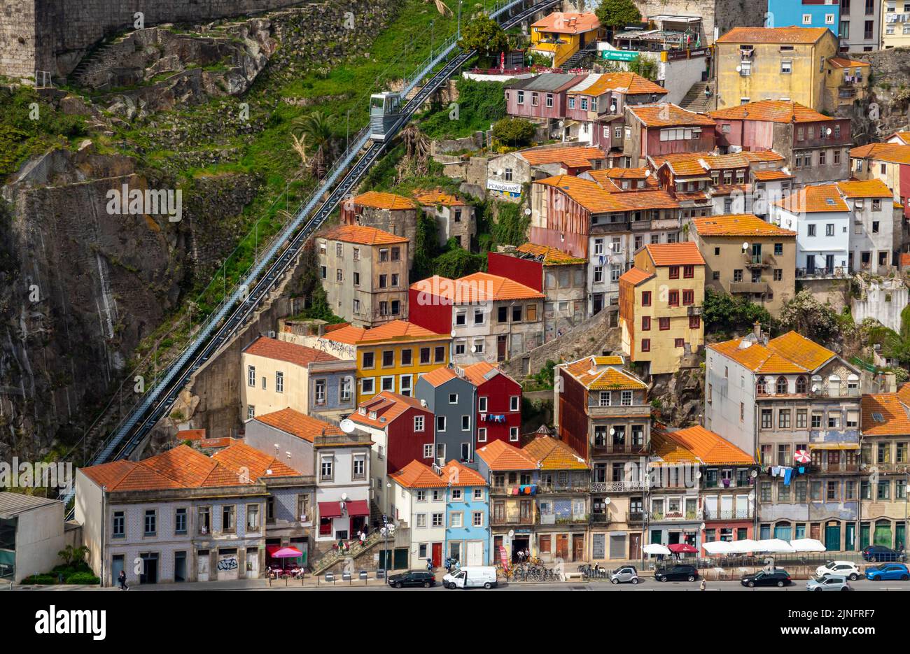 Die Seilbahn dos Guindas, die einen steilen Hang zwischen Ribeira und Batalha im Zentrum von Porto, einer Stadt im Norden Portugals, hinaufführt. Stockfoto