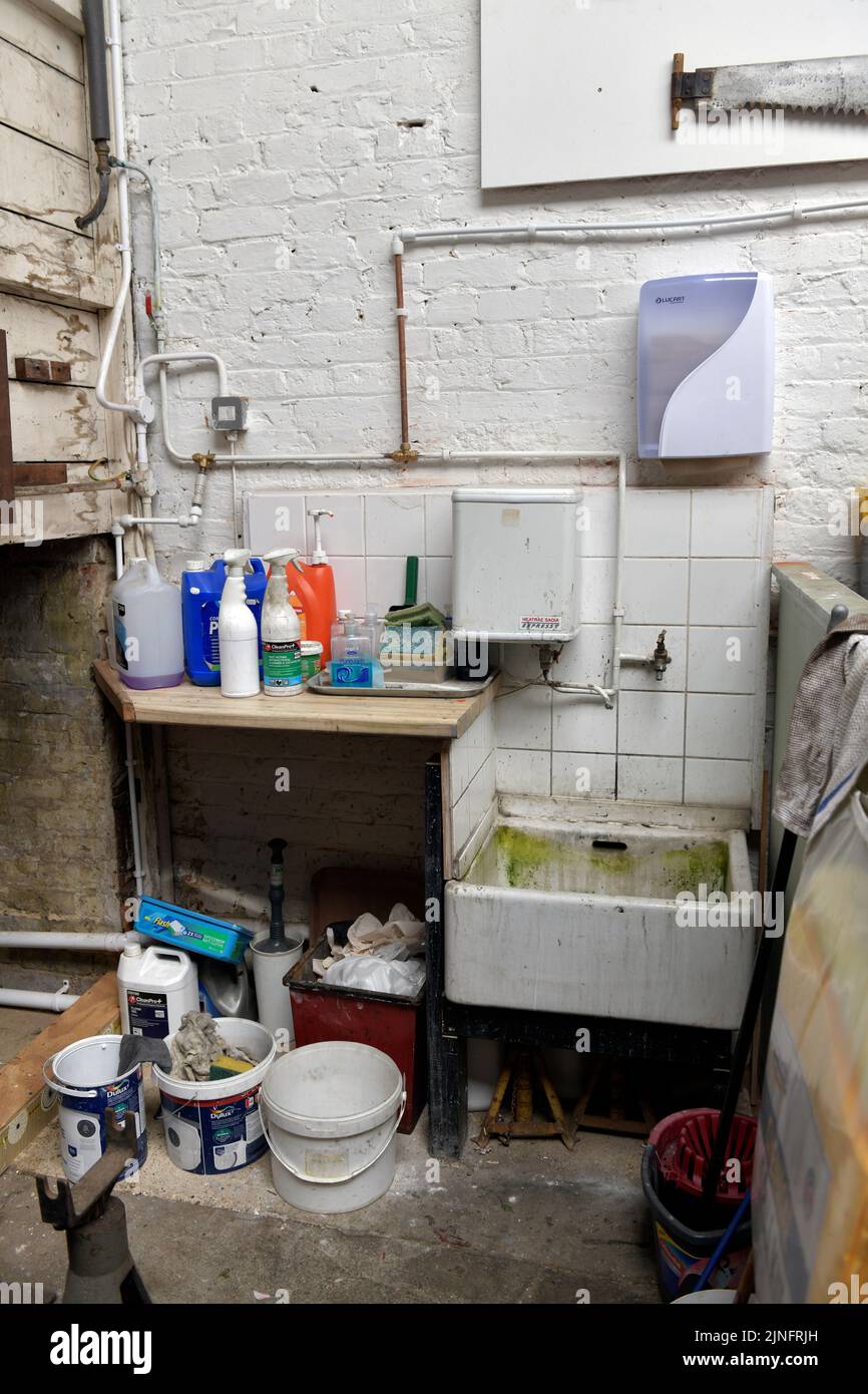 Altes Waschbecken und Lagerbereich der Werkstatt Stockfoto