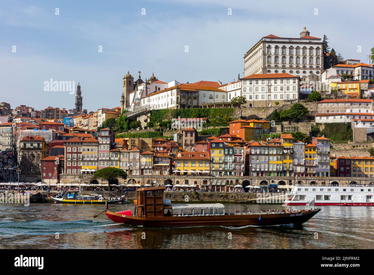 Touristenboot, das auf dem Fluss Douro im Zentrum von Porto, einer bedeutenden Stadt im Norden Portugals, segelt. Stockfoto