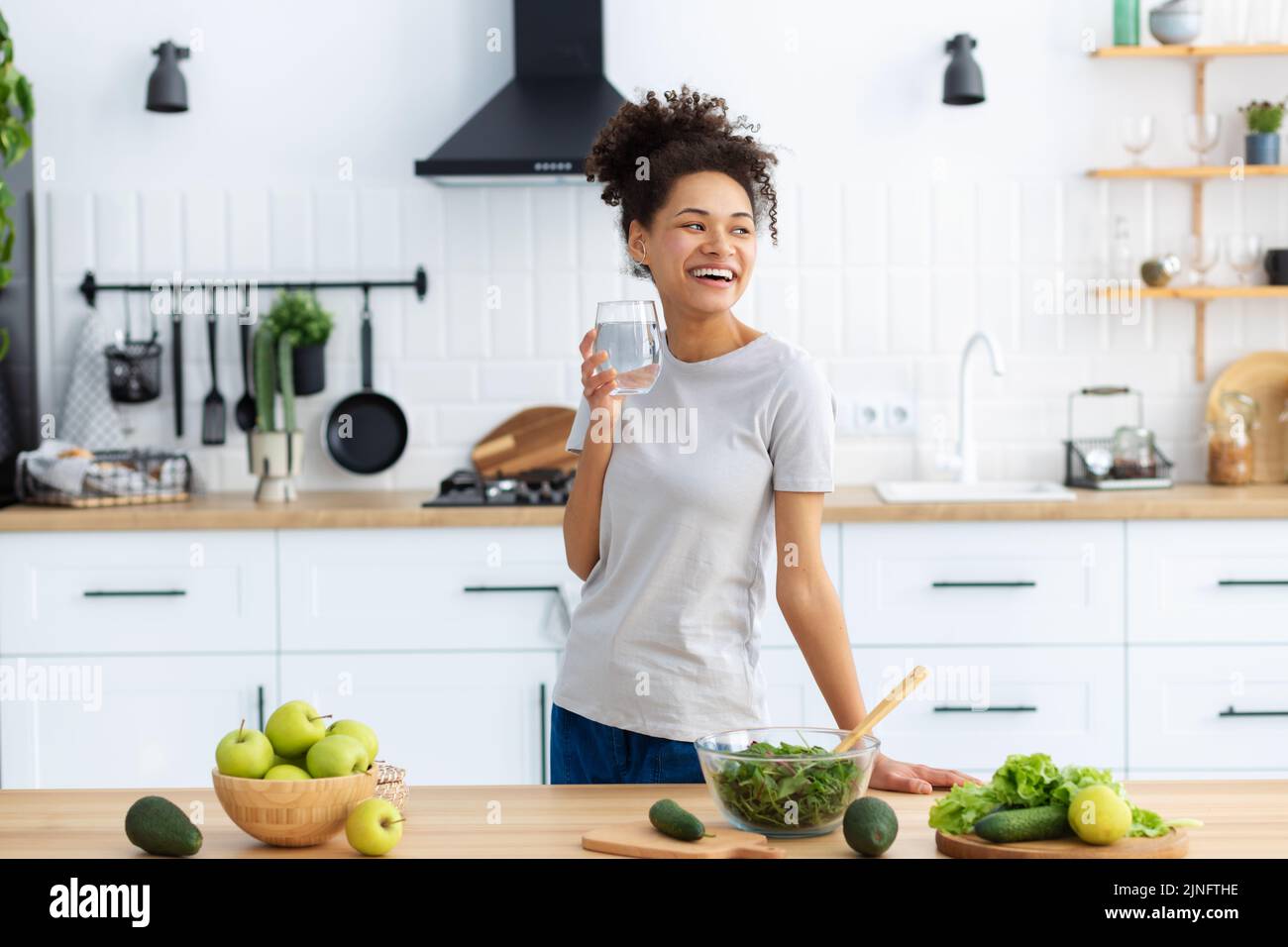 Gesunde Ernährung Essen African American junge weibliche Vorbereitung Salat in der Küche zu Hause Frau Kochen gesunde Lebensmittel Stockfoto