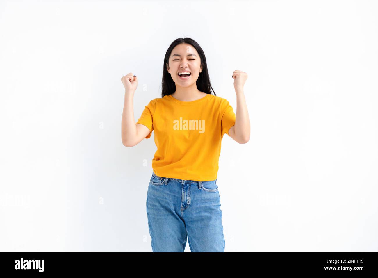 Fröhliche asiatische Frau jubelt sagen ja glücklich schauen und den Sieg über weißem Hintergrund zu feiern Stockfoto
