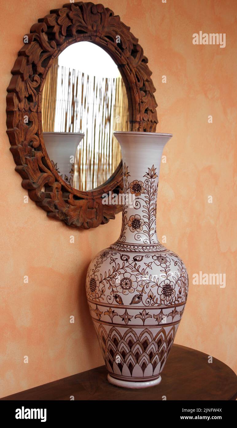 Spanische Vase mit langem Hals und Spiegel-Innendekoration Stockfoto
