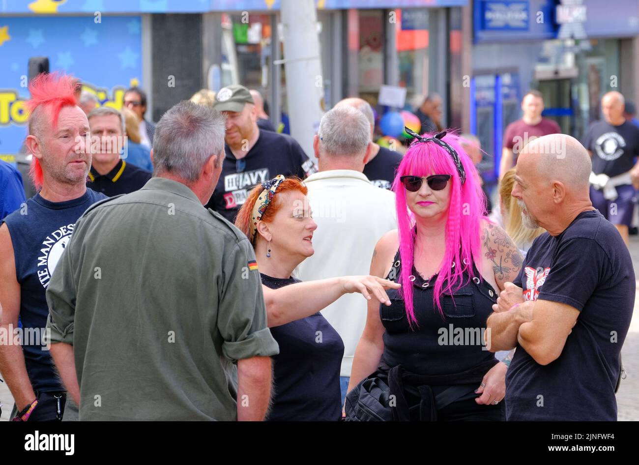Blackpool, Lancashire, UK Augusdt 6 2022 BA Frau mit spektakulärem hellrosa Haar beim Blackpool Rebellion Punk Festival Stockfoto