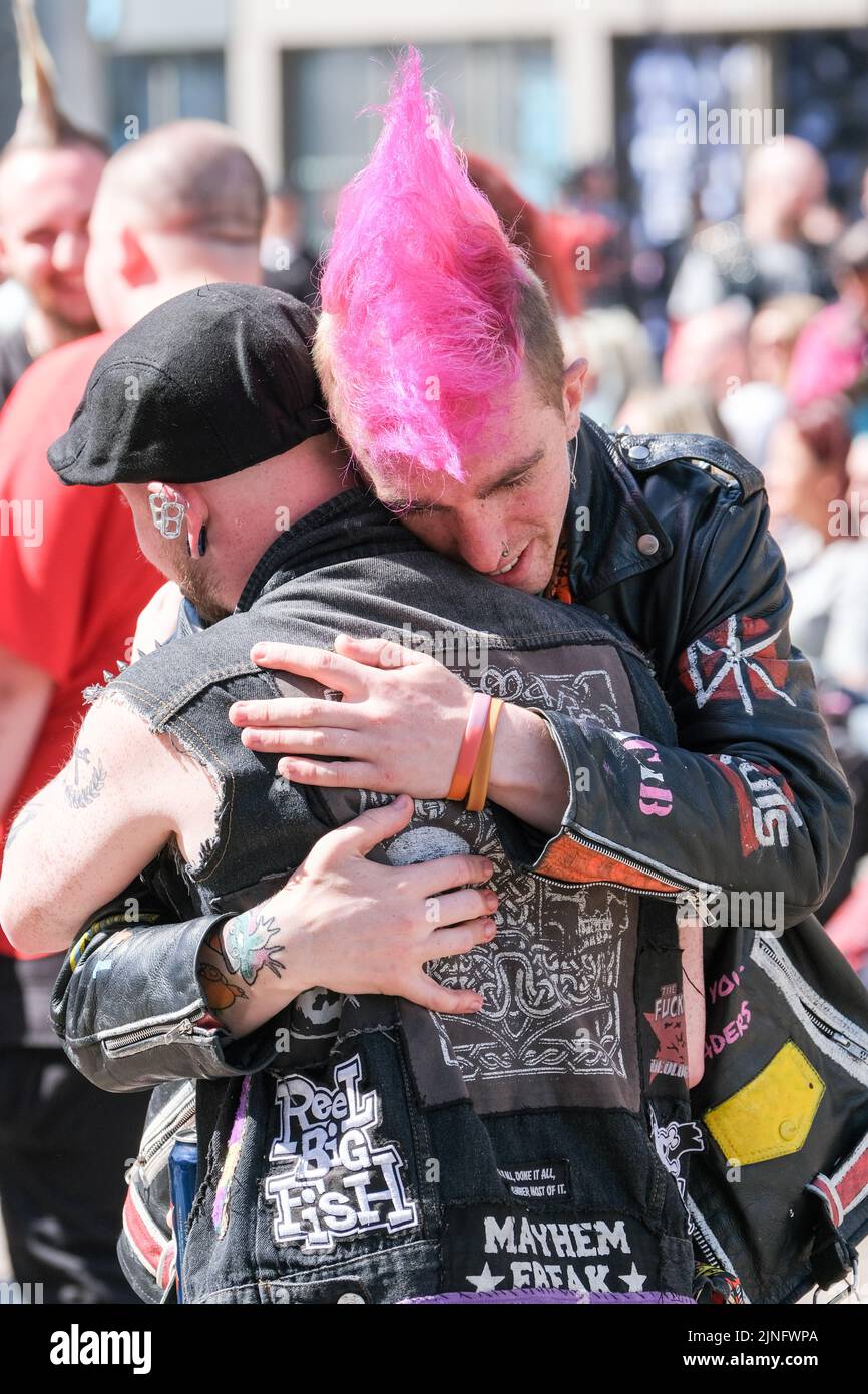 Blackpool, Lancashire, Großbritannien August 6 2022 zwei Herren Punks umarmen sich während des Blackpool Rebellion Punk Festivals Stockfoto