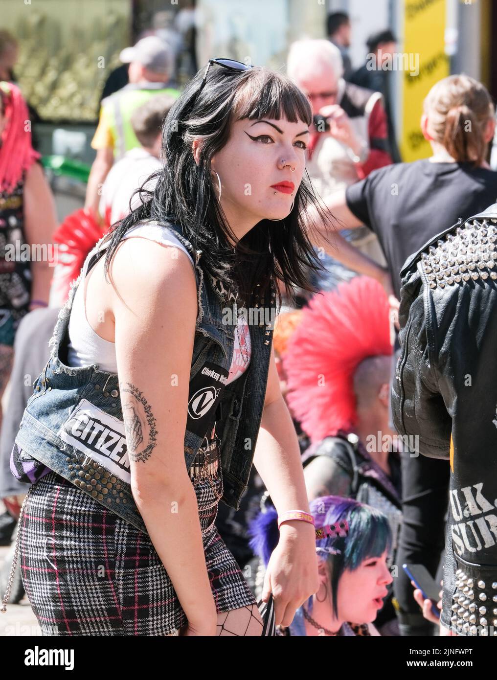 Blackpool, Lancashire, UK August 6 2022 Ein Punk-Mädchen unter Freunden beim Blackpool Rebellion Punk Festival. Stockfoto