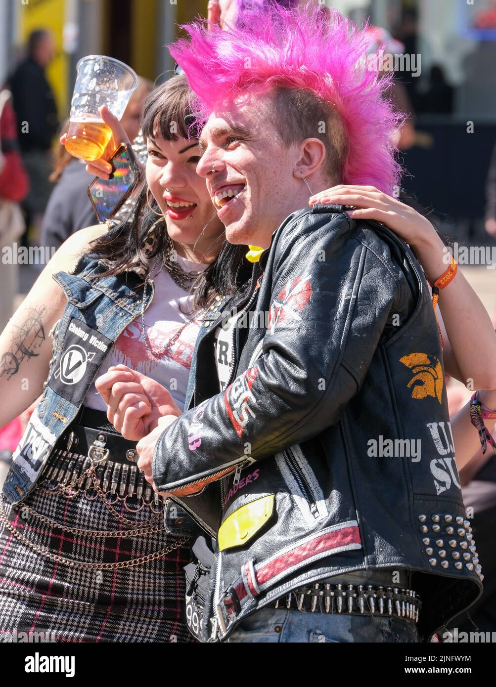 Blackpool, Lancashire, UK August 6 2022 zwei Punks posieren für die Kamera während des Blackpool Rebellion Punk Festivals Stockfoto