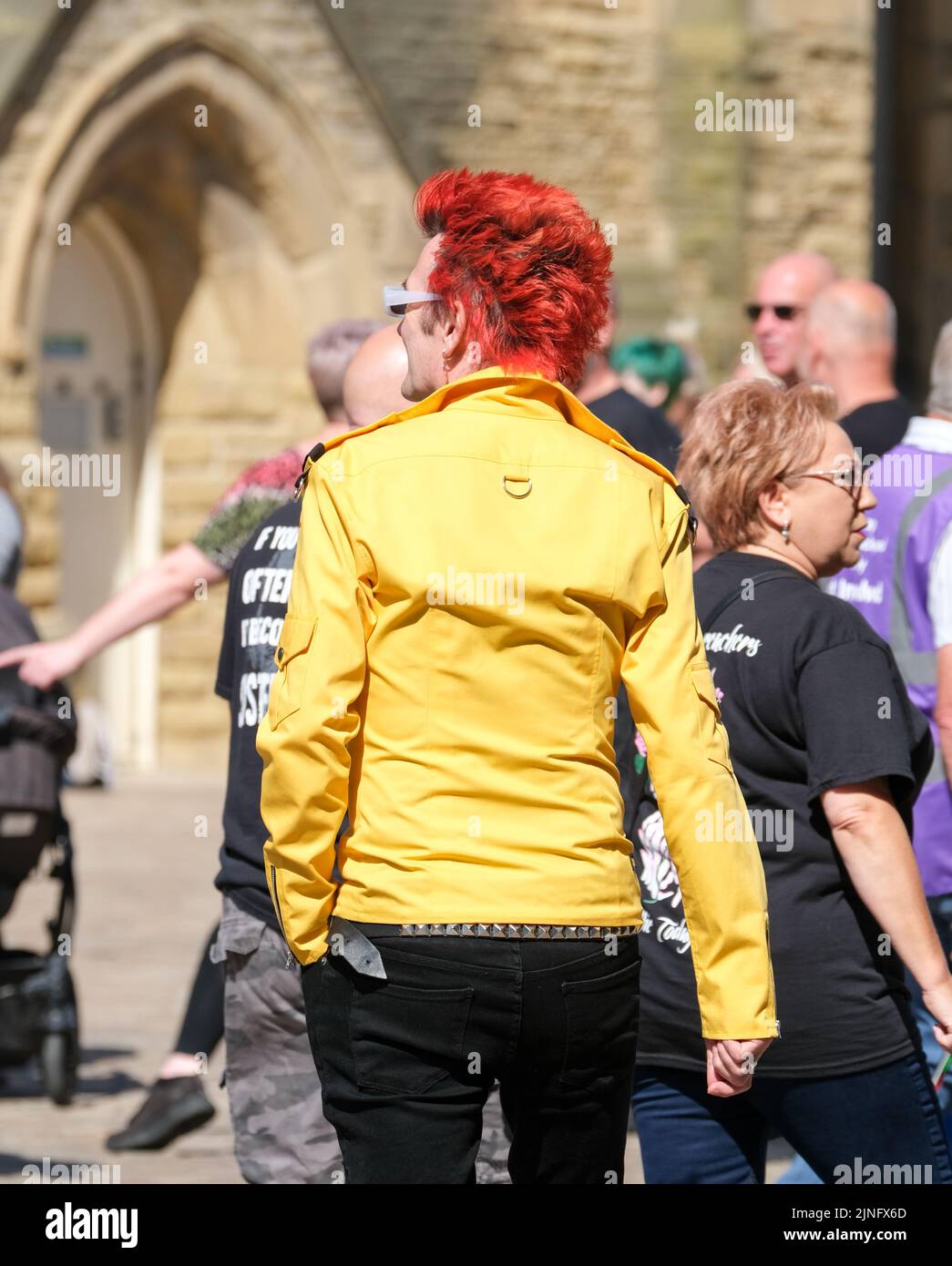 Blackpool, Lancashire, Großbritannien August 6 2022 Rückansicht des männlichen Punks mit leuchtend rot-orangenen Haaren und enger Jacke während des Blackpool Rebellion Festivals Stockfoto