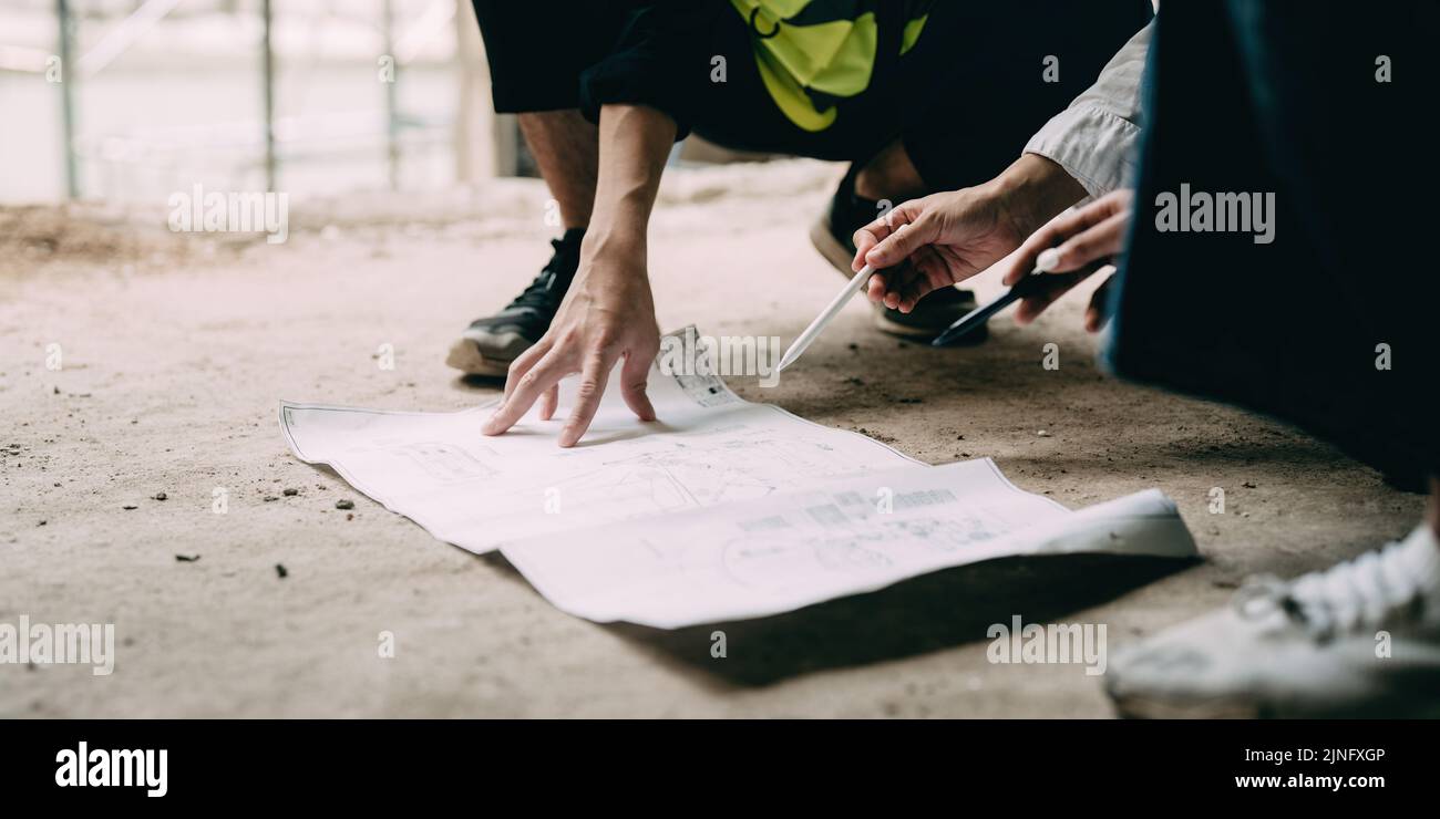 Techniker arbeitet an der Erstellung eines Blueprint-Meetings für die Projektarbeit mit dem Partner. Bauarchitektur und Strukturkonzept Stockfoto