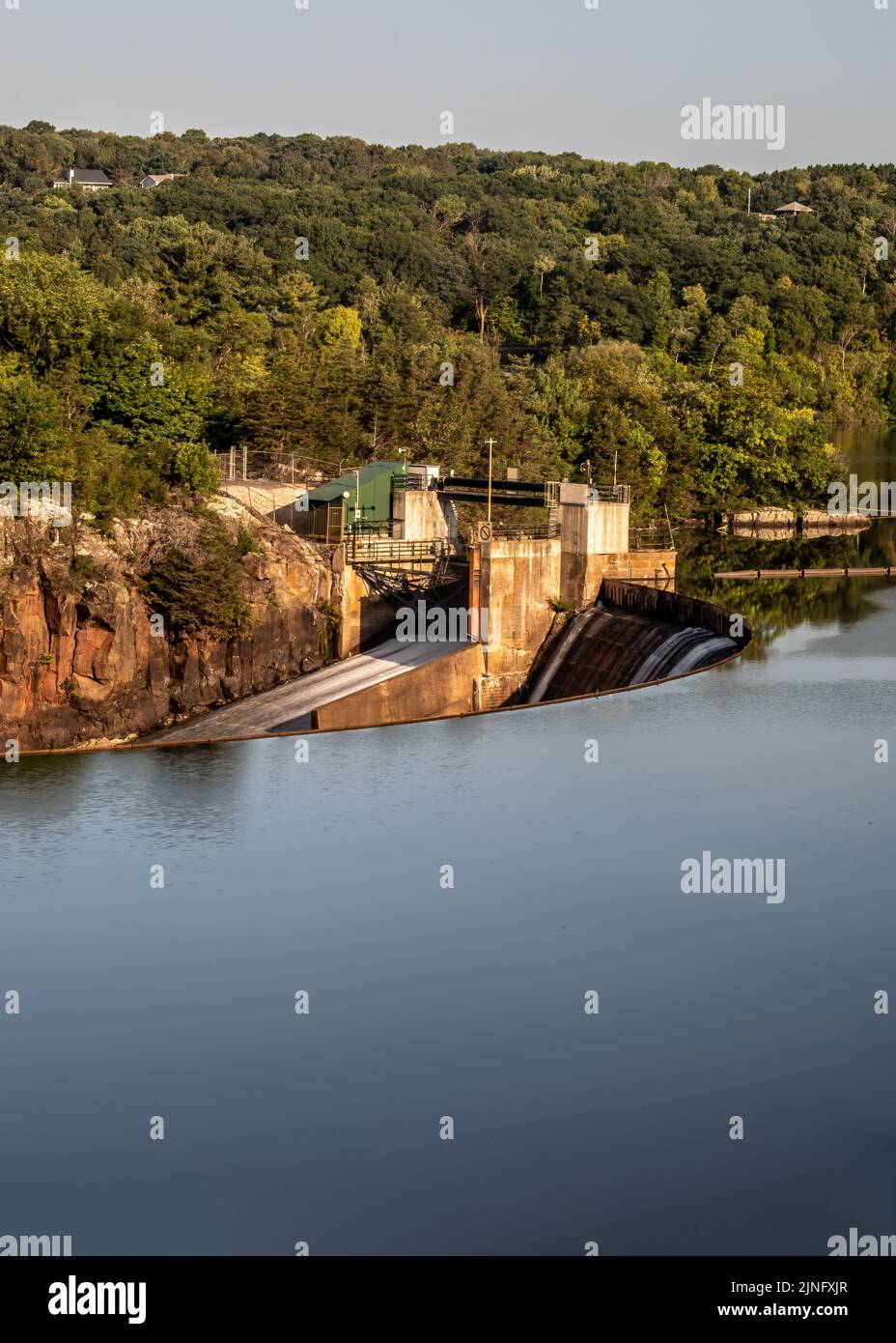 St. Croix River Wasser fließt über den Wasserkraftdamm in St. Croix Falls, Wisconsin. Stockfoto