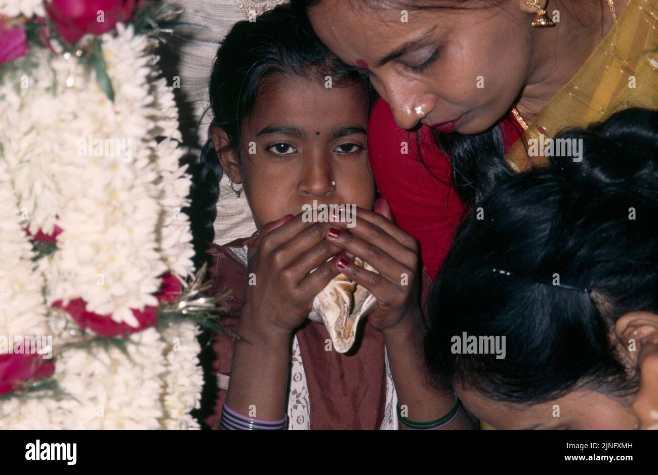 Kolkata (Kalkutta) Indien Hindu Hochzeit Kind Weht Conch Shell (Shankh) Stockfoto