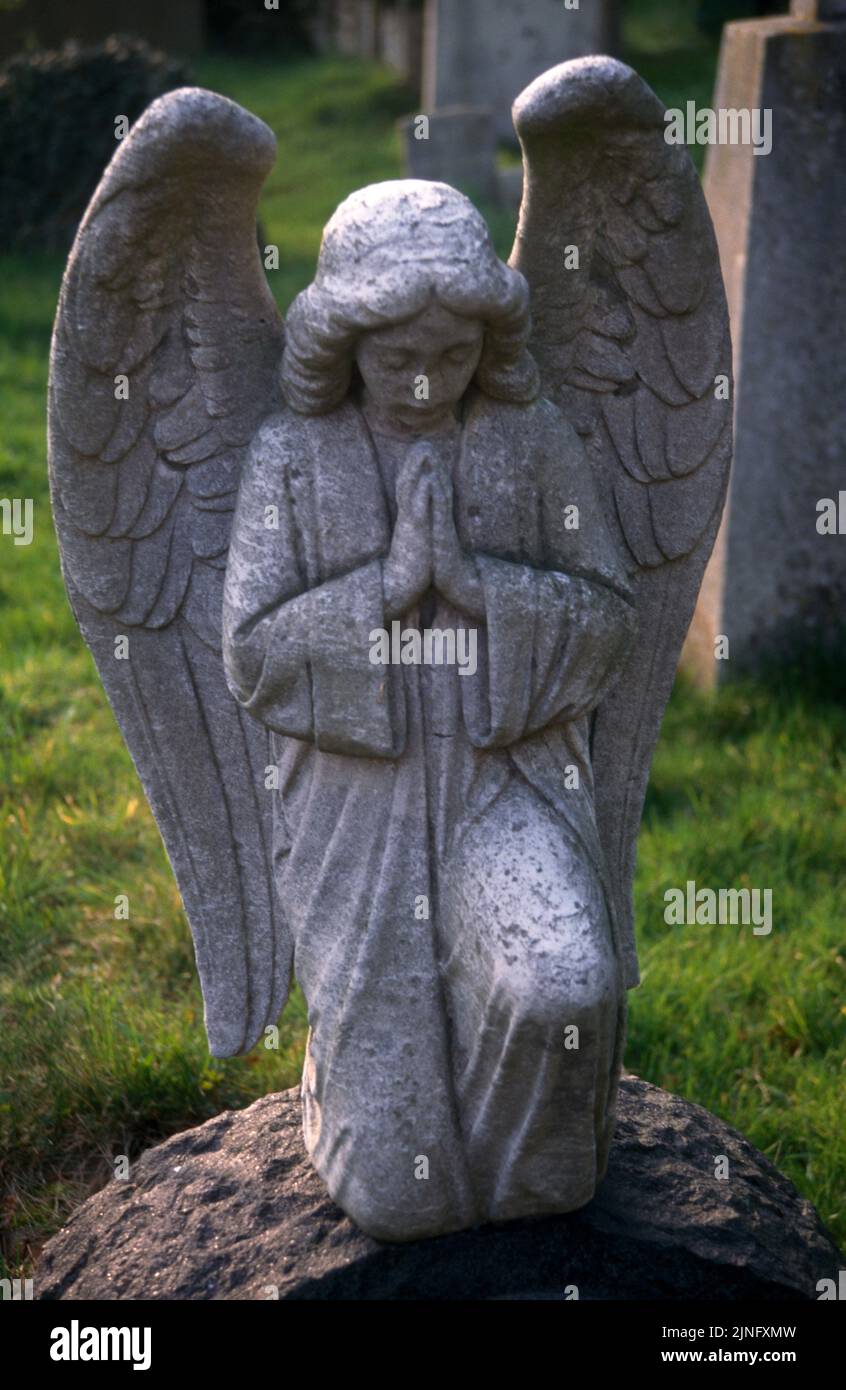Engelsstatue im Friedhof Cheam Surrey England Stockfoto