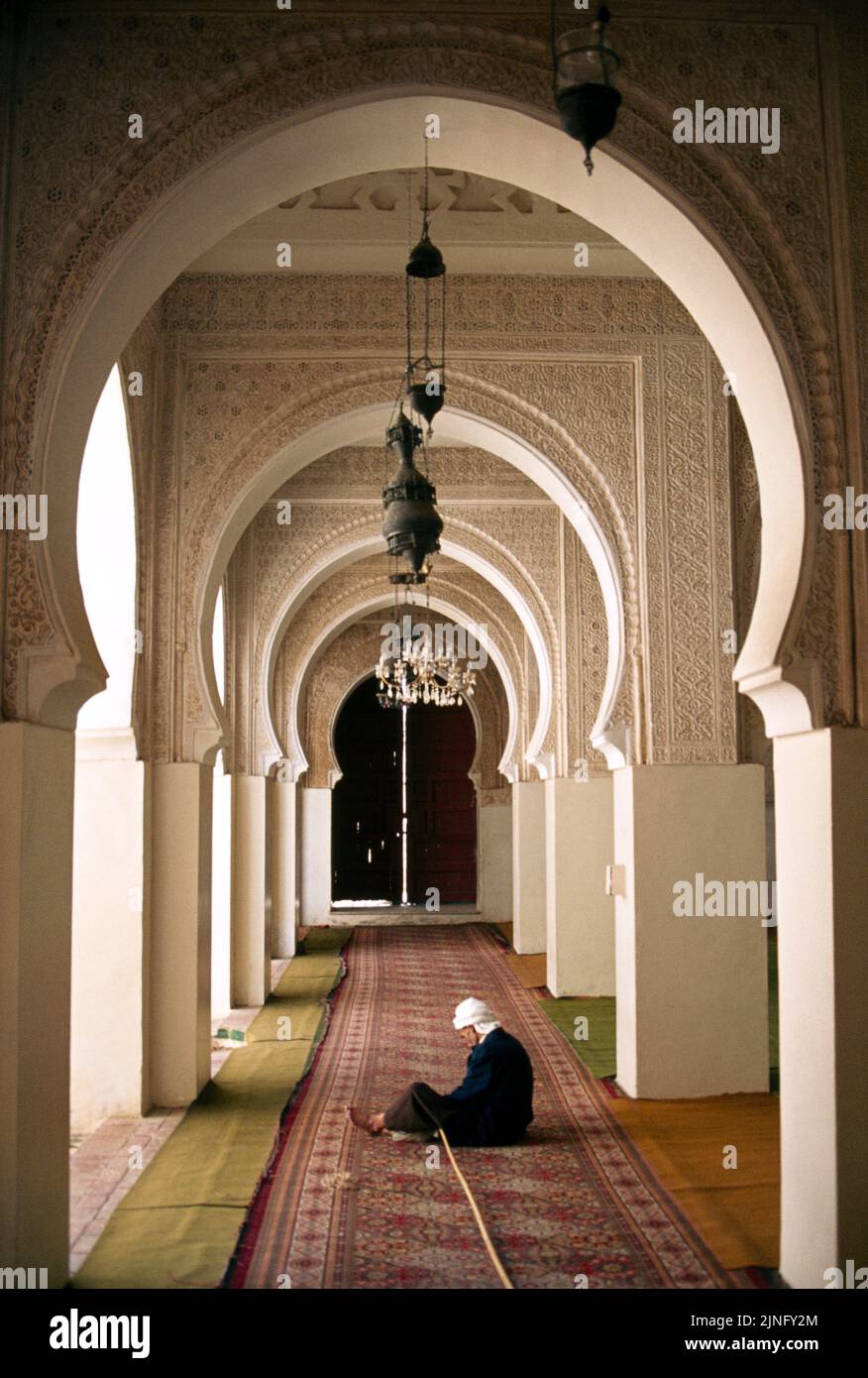 Tlemcen Algeria Mosque Innenansicht Mann Sitzt Auf Dem Boden Stockfoto