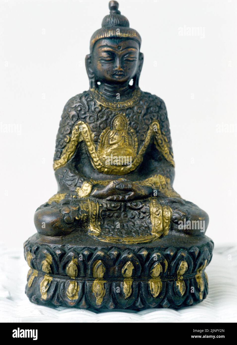 Buddha-Ornament aus Sandstein in Dhyana Mudra und in Ardha Padmasana-Position Stockfoto