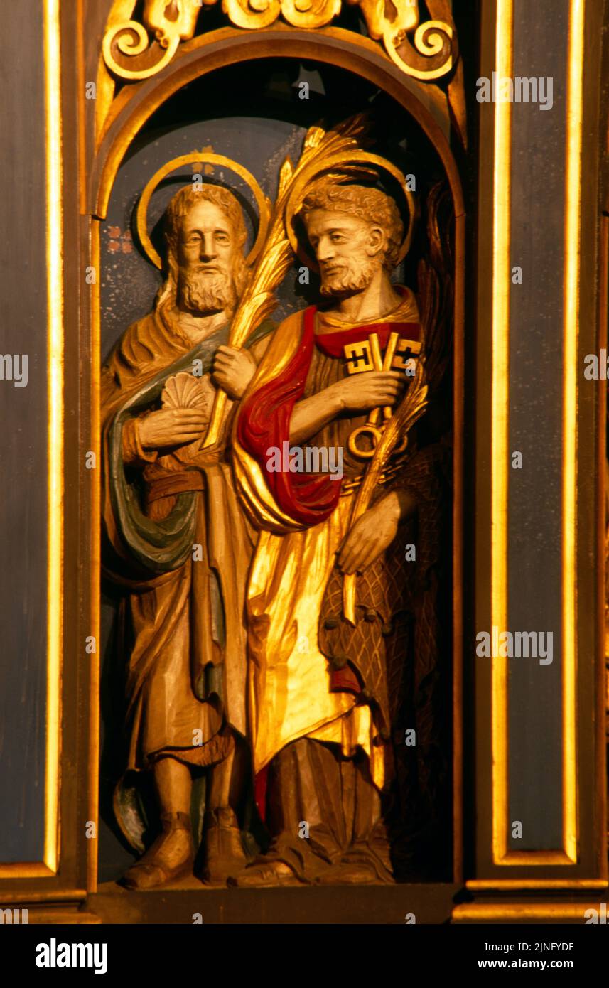 St. Martin Of Tours Church Epsom Surrey England Saint Paul & Saint Peter Holding Keys Stockfoto