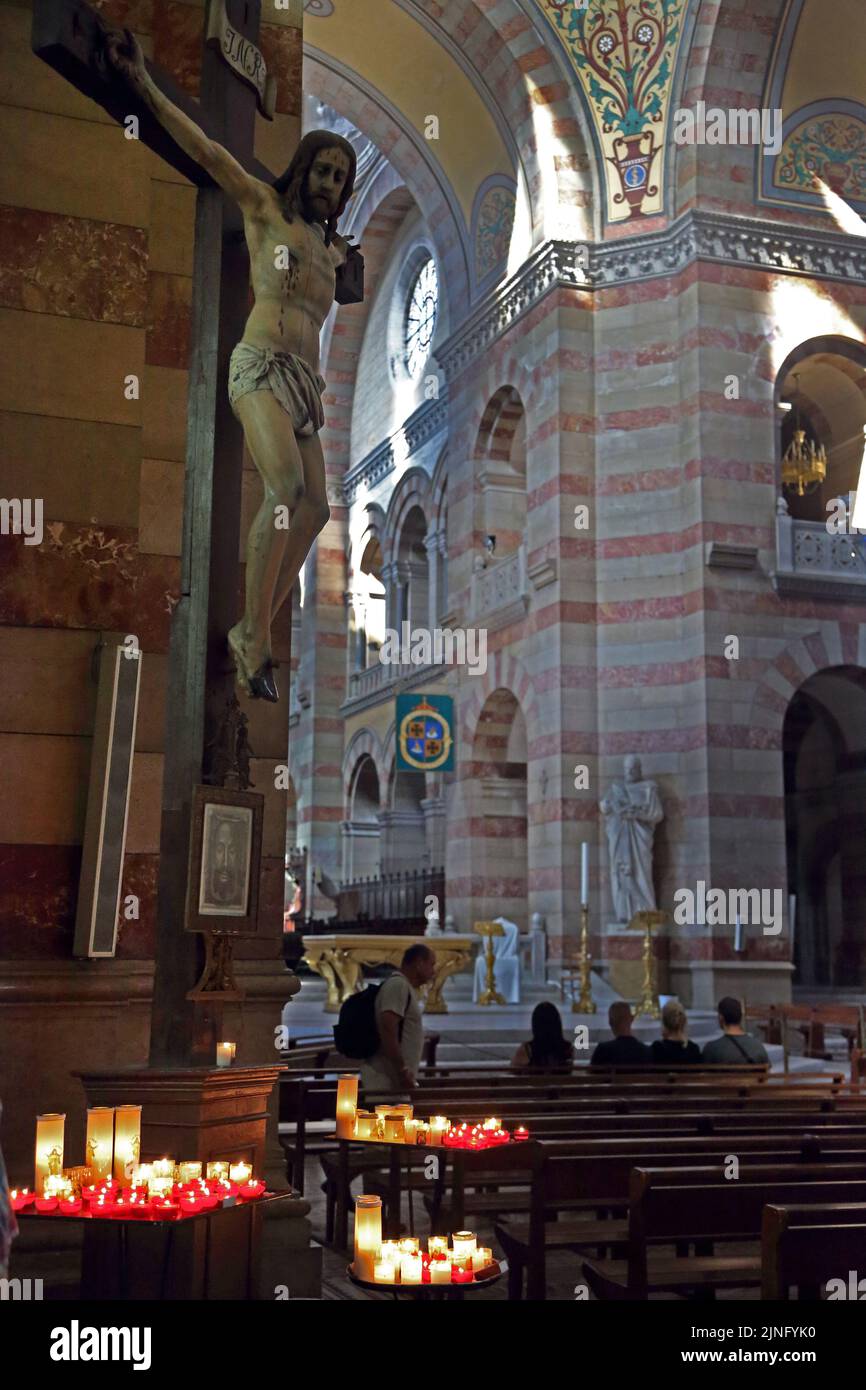 Votivkerzen unter dem Kruzifix in der Nähe des Hauptaltars in der Kathedrale Sainte-Marie-Majeure (Kathedrale Santa Maria Maggiore) Marseille Frankreich Stockfoto