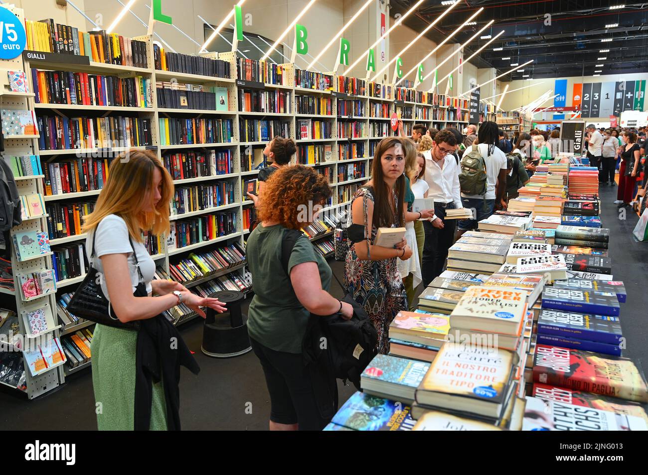 Eine Nahaufnahme von Teenagern, die Bücher aus den Regalen im Second-Hand-Buchladen auswählen Stockfoto