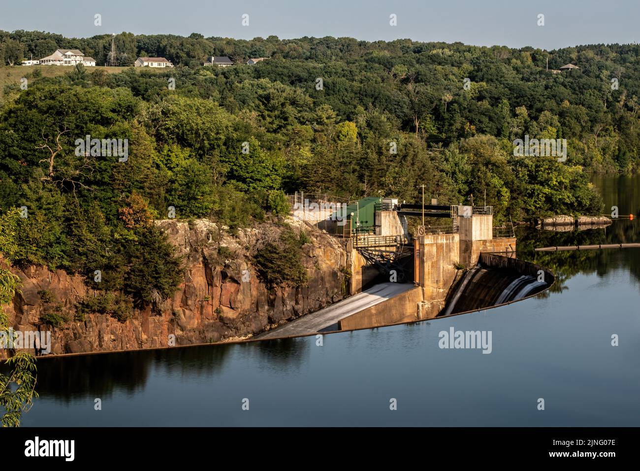 St. Croix River Wasser fließt über den Wasserkraftdamm in St. Croix Falls, Wisconsin. Stockfoto