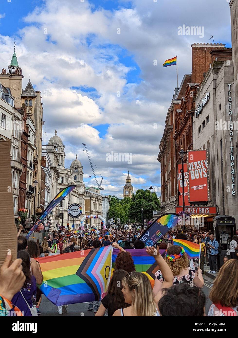 Ein Blick auf den Big Ben Tower bei der London Pride Parade 2022, während die Menschen durch Haymarket laufen Stockfoto