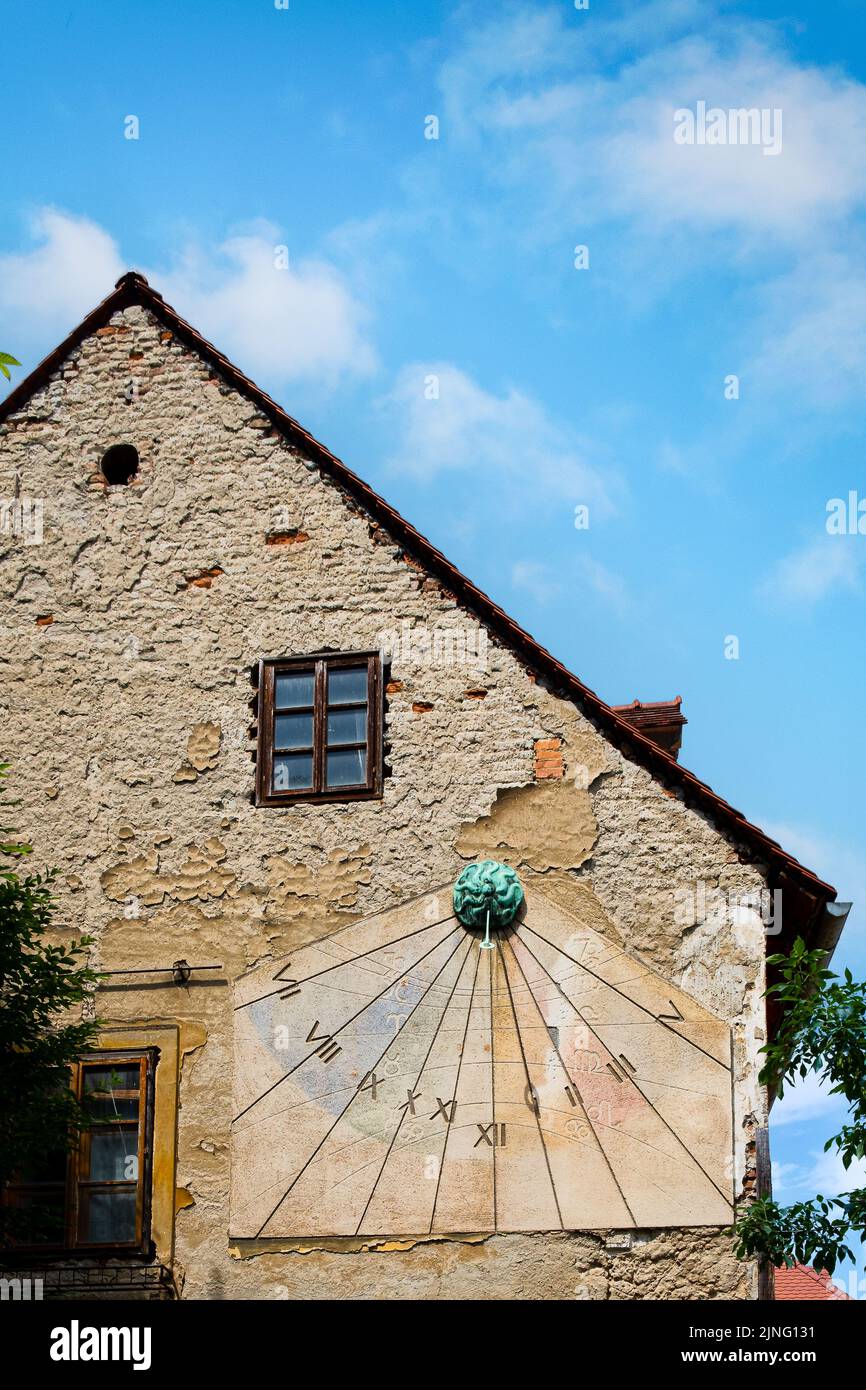 Die Tkalciceva Straße, ein beliebtes Touristenziel, beherbergt eine einzigartige Sonnenuhr an einer Außenwand des Hauses Stockfoto