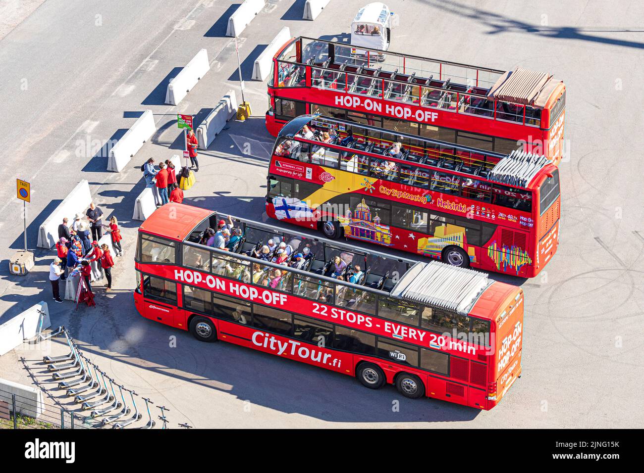 Passagiere von Kreuzfahrtschiffen, die im Hafen in offene Busse steigen, um die Stadt in Helsinki, Finnland, zu erkunden Stockfoto