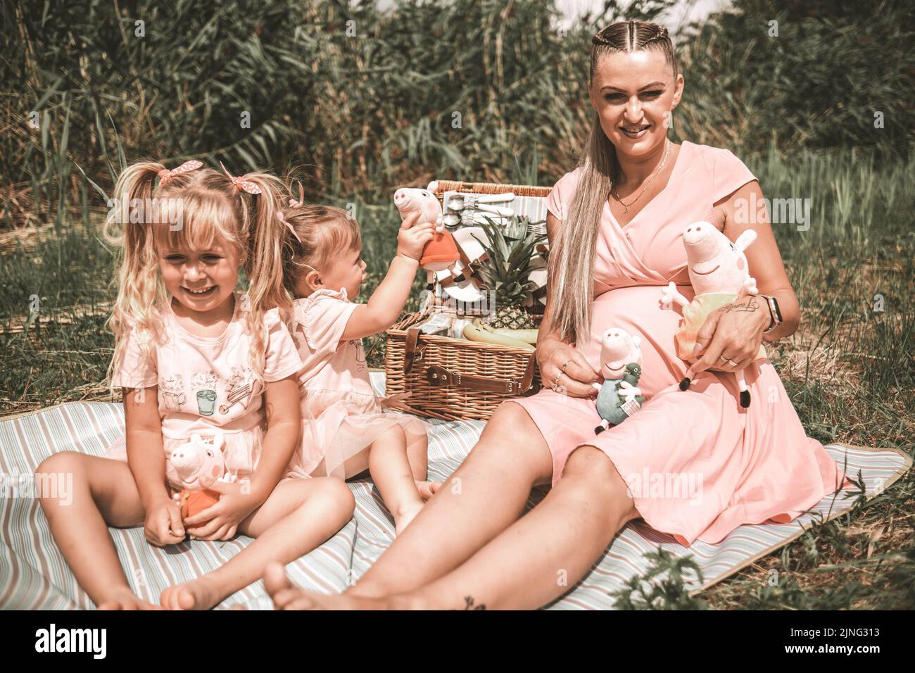 Kind Familie Porträt im Freien Mutter Frau und kleine Mädchen glücklich Glück Lebensstil mit Spaß Bindung Stockfoto