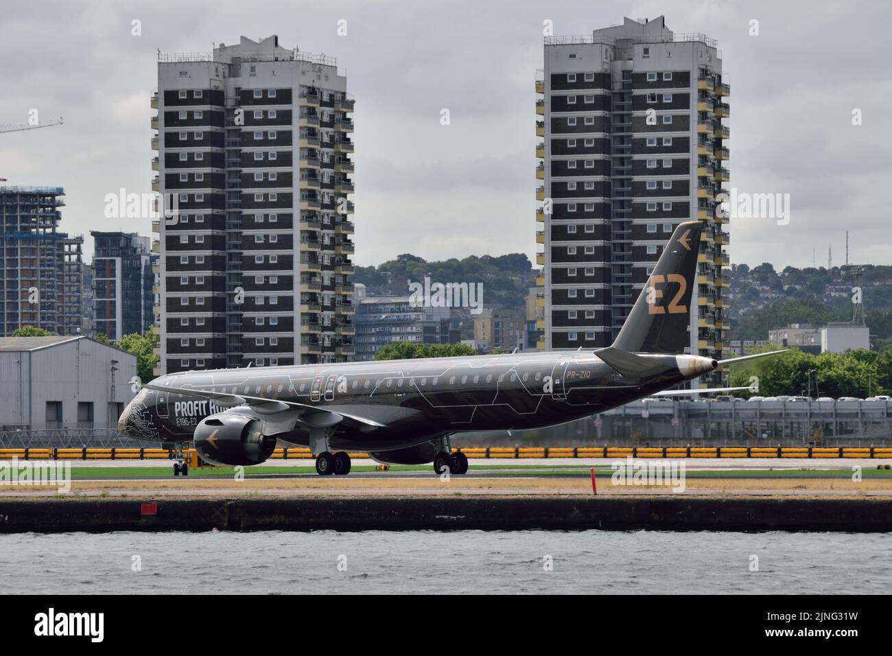 Einen „ersten Besuch des Typs“ am London City Airport machte Embraer E195 E2 Flugzeuge PR-ZIQ, um Annäherungs- und Parkversuche durchzuführen. Stockfoto