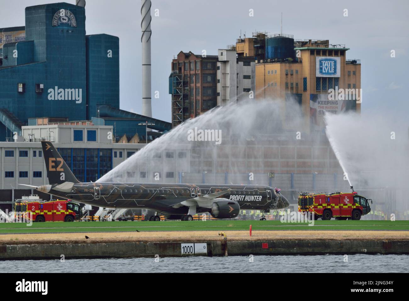 Einen „ersten Besuch des Typs“ am London City Airport machte Embraer E195 E2 Flugzeuge PR-ZIQ, um Annäherungs- und Parkversuche durchzuführen. Stockfoto