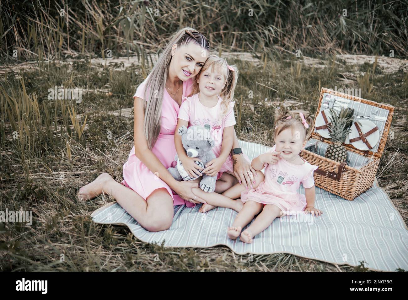 Kind Familie Porträt im Freien Mutter Frau und kleine Mädchen glücklich Glück Lebensstil mit Spaß Bindung Stockfoto