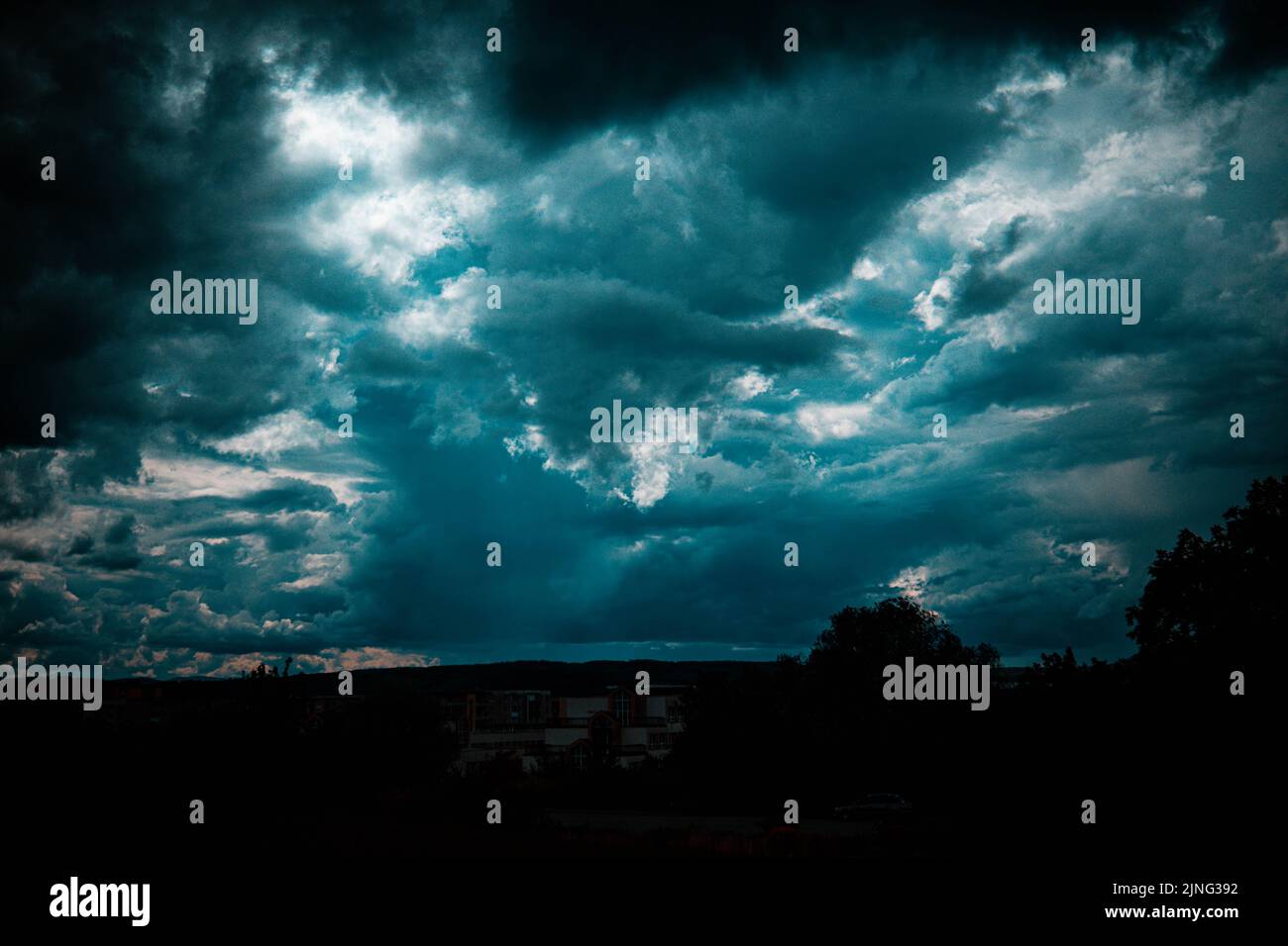 Ein Sturm zieht über eine Stadt in der Slowakei Stockfoto