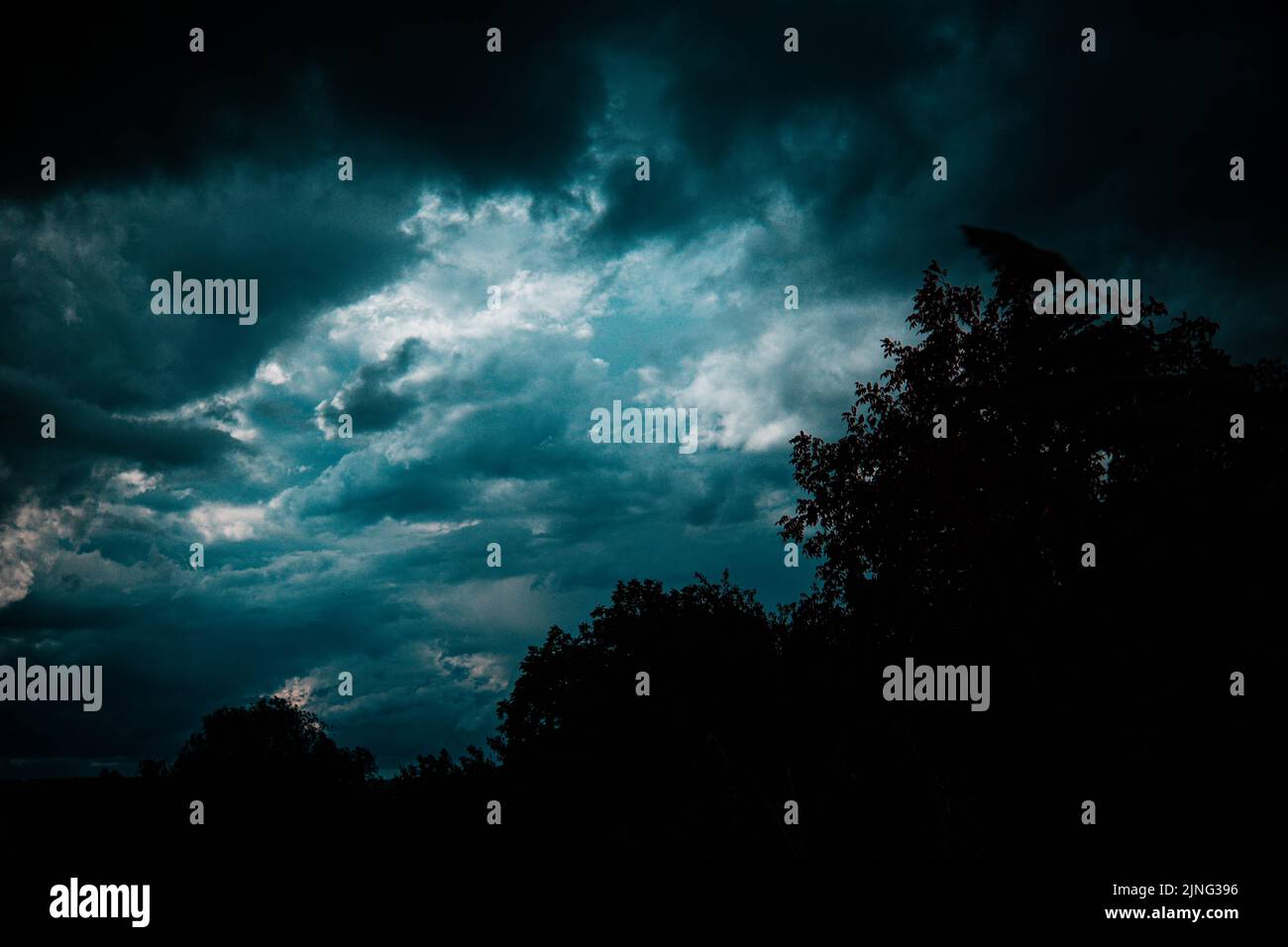 Ein Sturm zieht über eine Stadt in der Slowakei Stockfoto