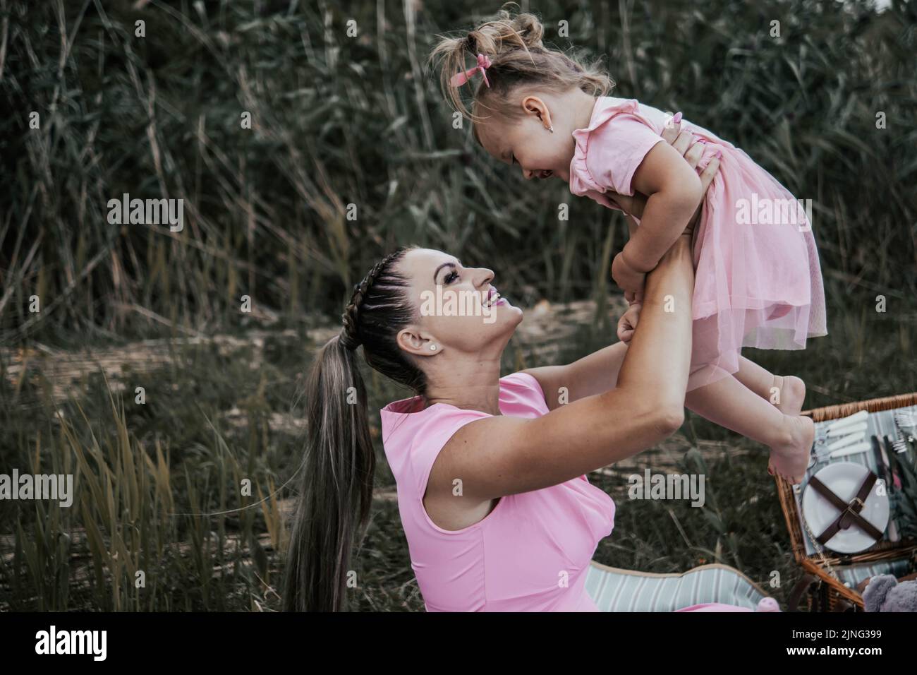 Kind Familie Porträt im Freien Mutter Frau und kleine Mädchen glücklich Glück Lebensstil mit Spaß Bindung Stockfoto