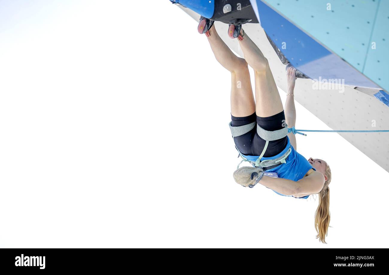 MUNCHEN - Lynn van der Meer in Aktion während der Führung (oder Führung) des Sportkletterns (f) am ersten Tag der Mehreuropameisterschaft. Die deutsche Stadt München wird 2022 eine kombinierte Europameisterschaft verschiedener Sportarten veranstalten. ANP ROBIN VAN LONKHUIJSEN Stockfoto