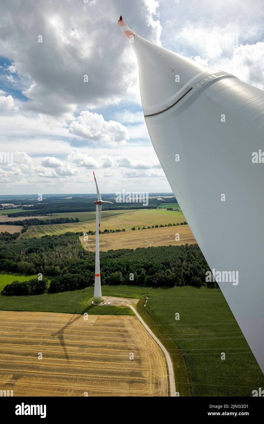 Luckau, Deutschland. 27.. Juli 2021. Blick von einer Windturbine auf eine Windturbine neben einem Feld in Luckau, 27. Juli 2021. Kredit: dpa/Alamy Live Nachrichten Stockfoto