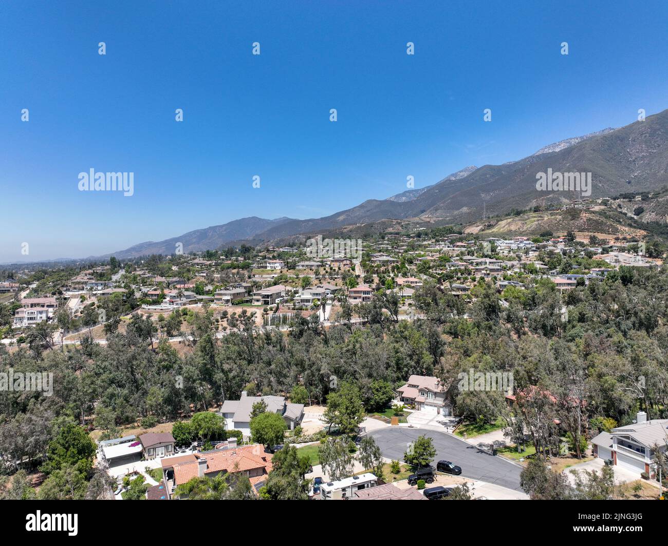 Luftaufnahme der wohlhabenden Alta Loma Gemeinde und Bergkette, Rancho Cucamonga, Kalifornien, USA Stockfoto