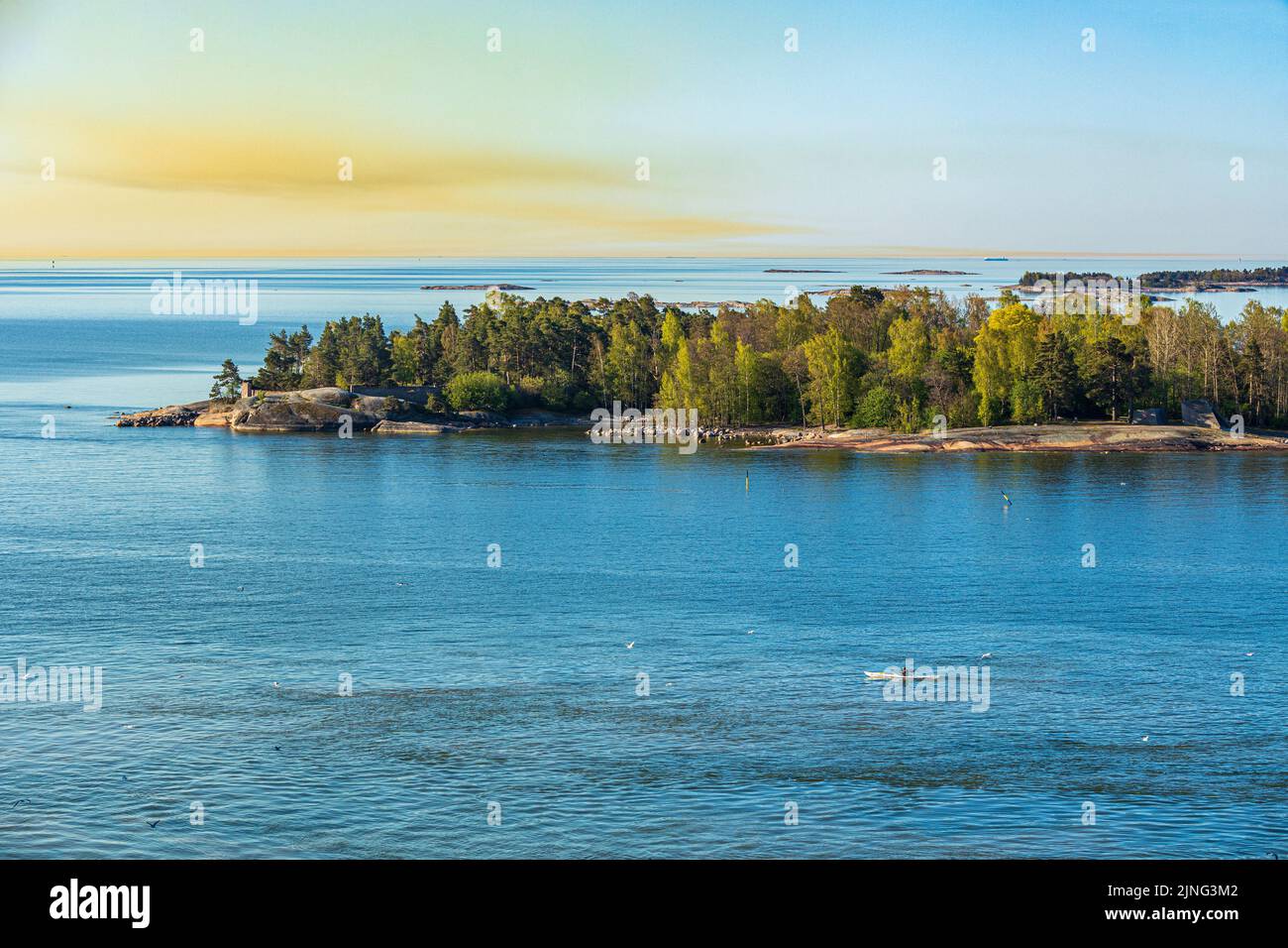 Ein einflüchtiger Kanufahrer genießt eine morgendliche Paddeltour auf der Insel Pihlajasaari vor Helsinki, Finnland Stockfoto