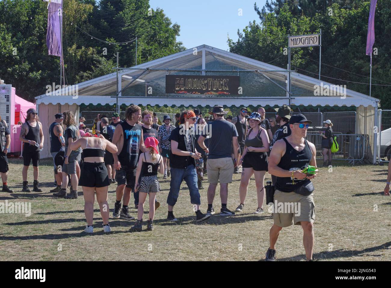 Catton Park, Großbritannien. 11. August 2022. Erste Menschenmengen beim Bloodstock Open Air Festival durch die Tore. Kredit: Will Tudor/Alamy Live Nachrichten Stockfoto