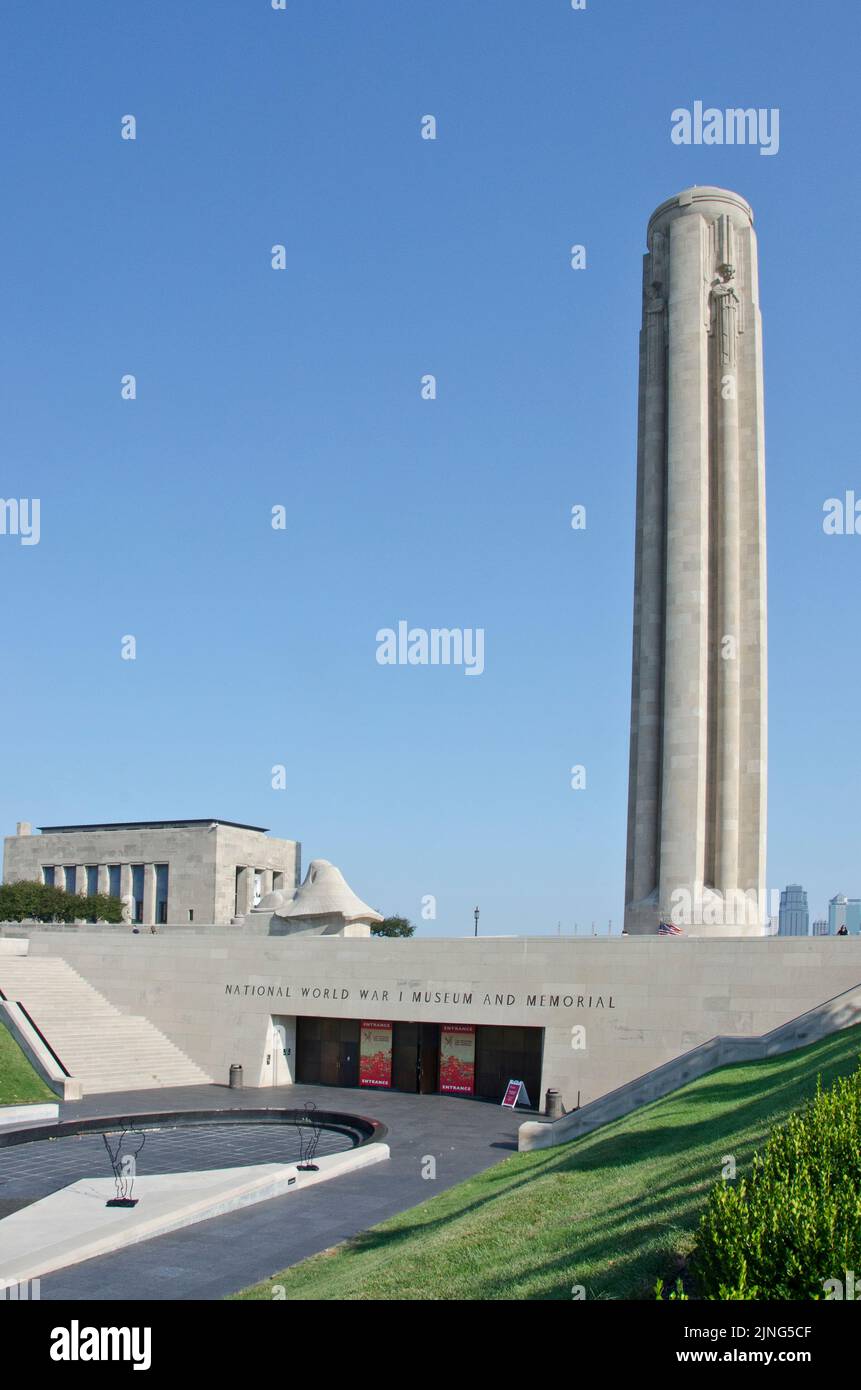 Das Liberty Memorial steht über dem National World war I Museum in der Innenstadt von Kansas City, Missouri. Stockfoto