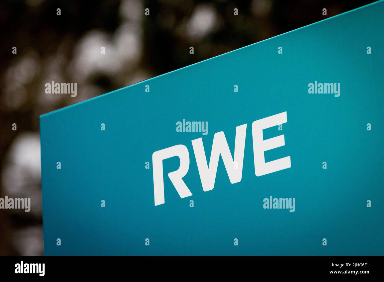 Meal, Deutschland. 04.. Februar 2022. Ein Schild der Firma RWE am Hauptsitz in Essen, 4.. Februar 2022. Kredit: dpa/Alamy Live Nachrichten Stockfoto
