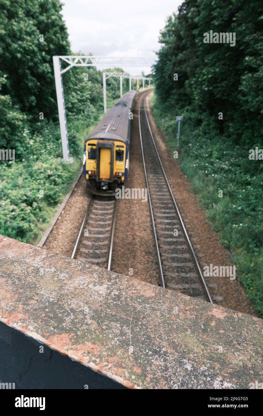 Bild Eines Regionalzuges im Retro-Stil in Großbritannien, mit Fokus auf die Brücke im Vordergrund Stockfoto