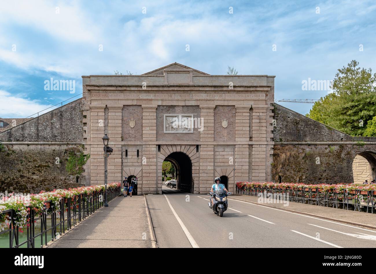 Der Eingang der Porta Verona von der Festung Peschiera del Garda. Provinz Verona, Venetien, Italien, Europa. Charmante befestigte Zitadelle Stockfoto