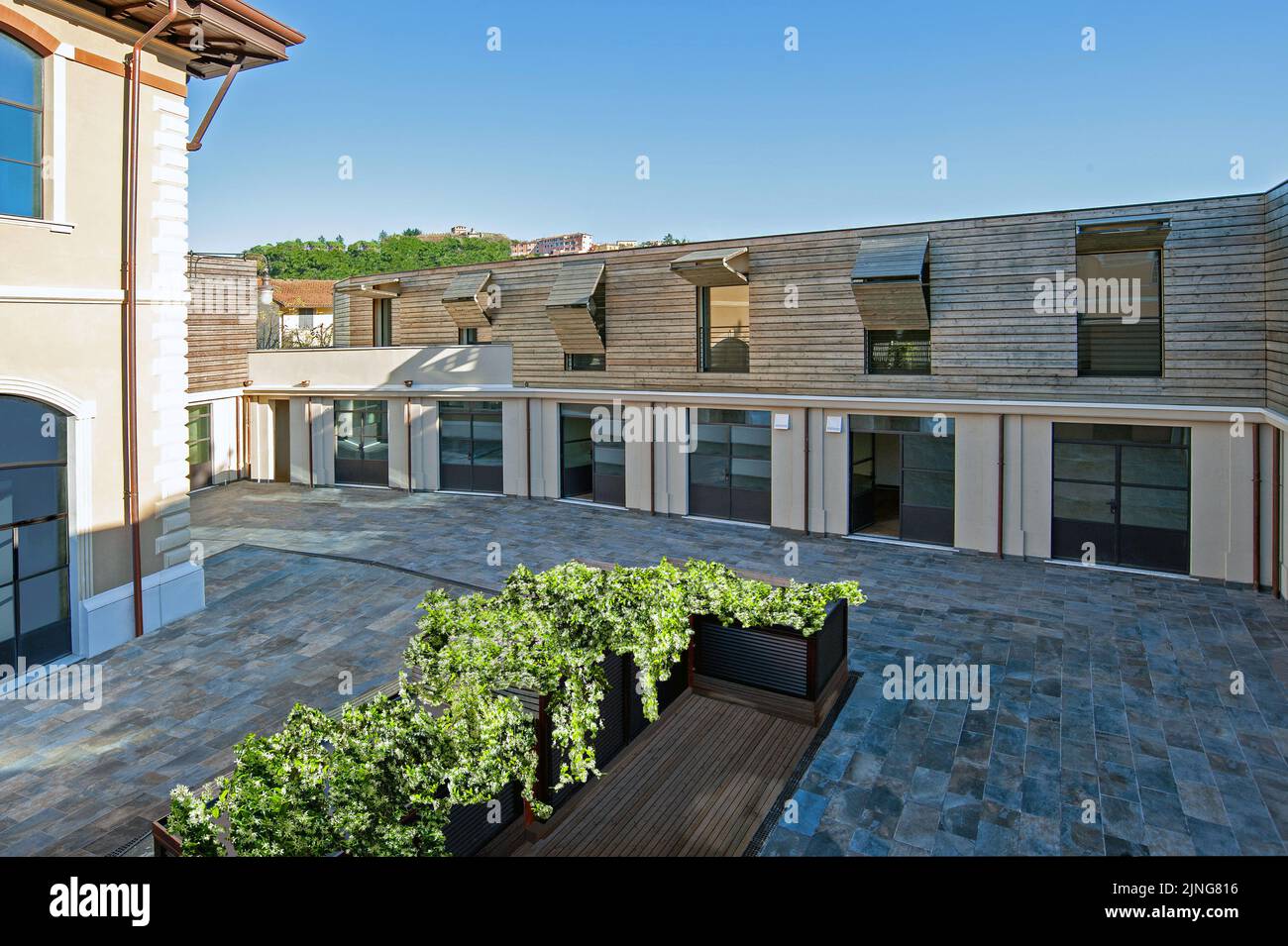 Bio-nachhaltige Architektur, Gebäude mit Holzschiebefenstern. Stockfoto