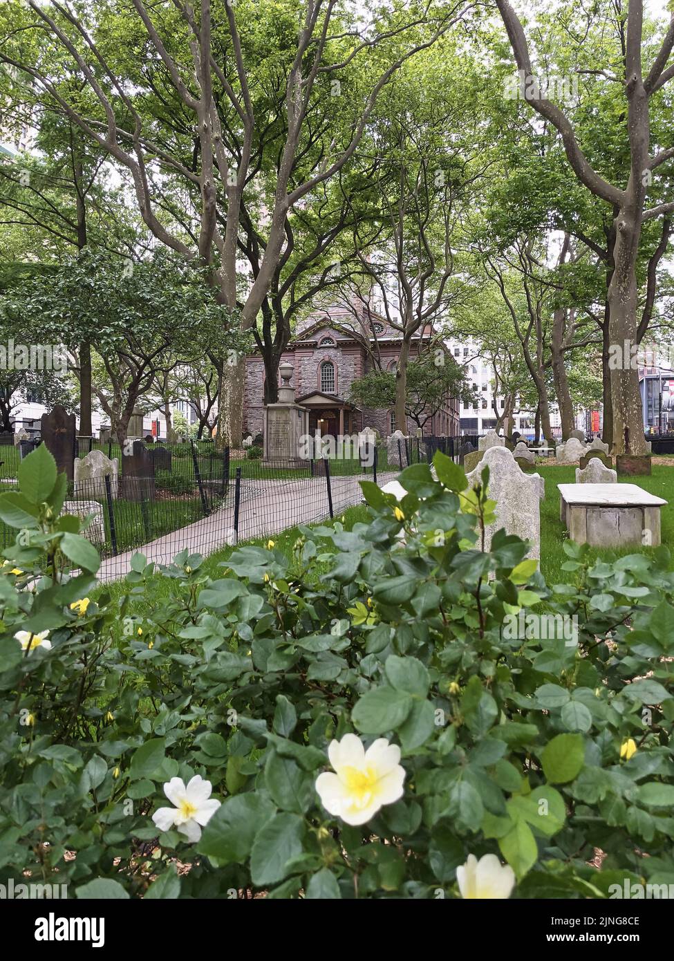 St. Paul's Chapel, Manhattan, New York City, USA. Rückansicht der Kapelle, zeigt Friedhof mit alten Grabsteinen Stockfoto