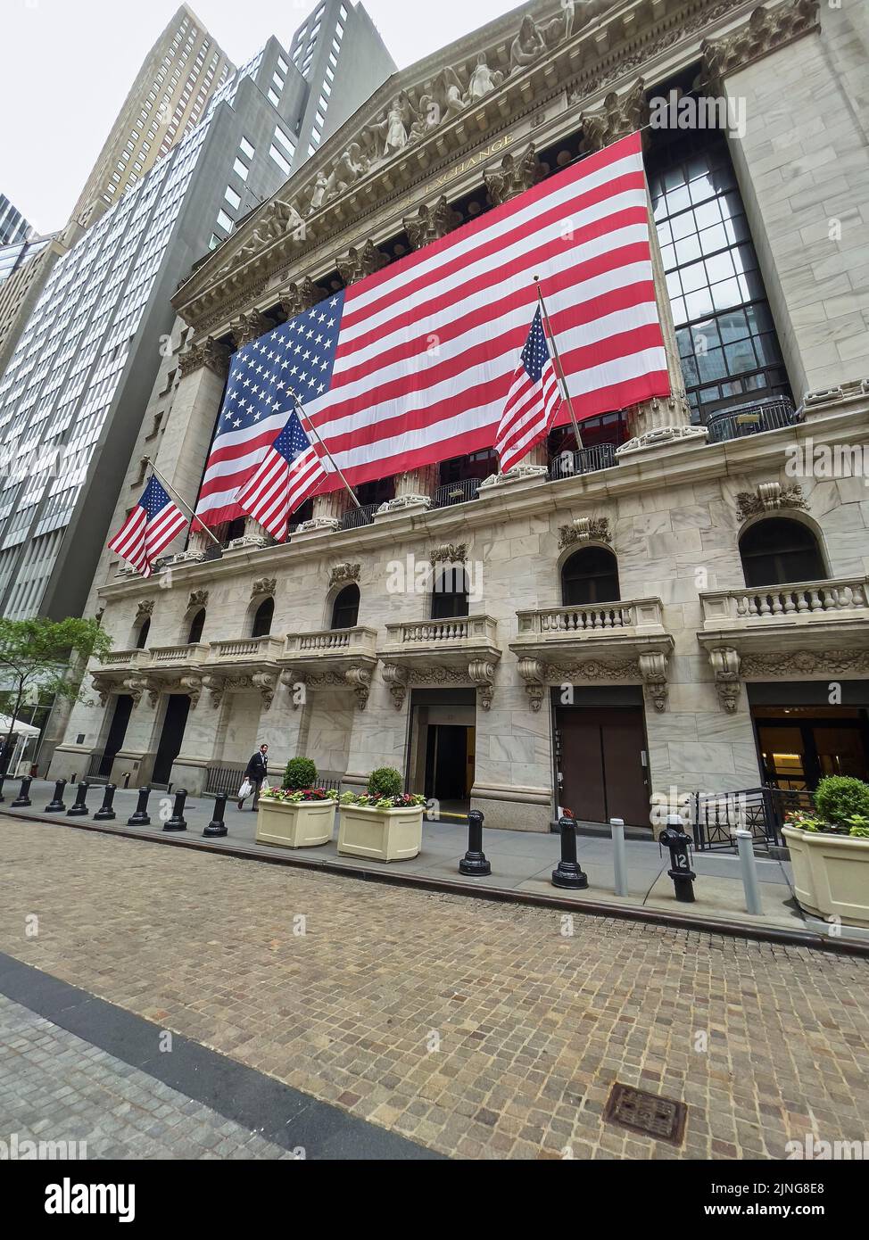 Fassade des New Yorker Börsengebäudes mit amerikanischer Flagge im Finanzdistrikt von Lower Manhattan. Stockfoto