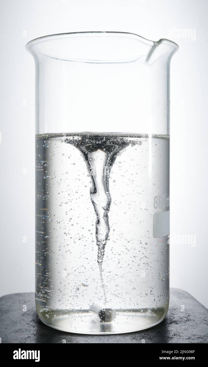 Testen von Flüssigwachs-Chemikalien auf Glas isoliert auf Studio-Hintergrund Stockfoto