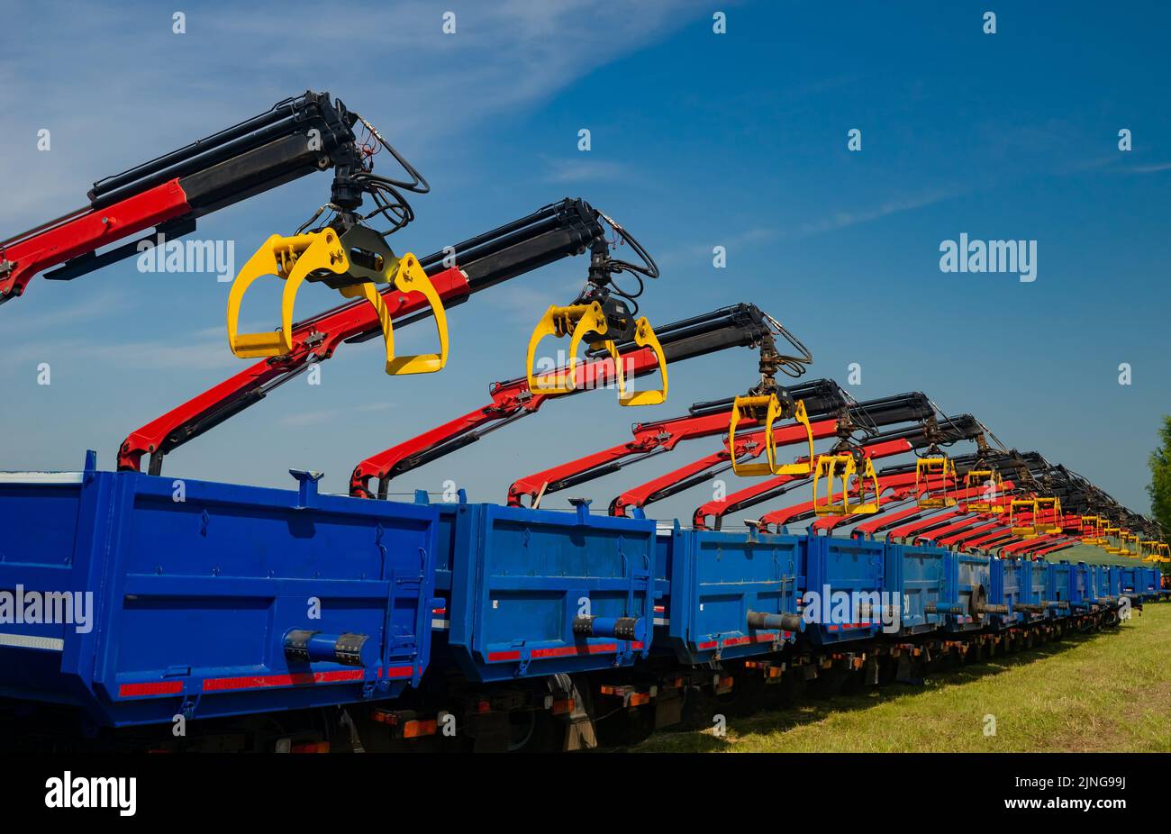 Kranmanipulator mit einem Greifer auf der Plattform des Staplers. Eine Reihe neuer Geräte, bereit zum Arbeiten. Nahaufnahme des Greifers. Stockfoto