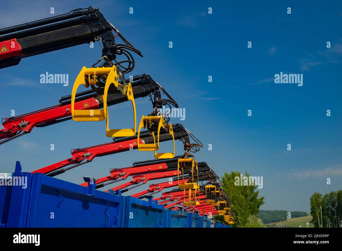 Kranmanipulator mit einem Greifer auf der Plattform des Staplers. Eine Reihe neuer Geräte, bereit zum Arbeiten. Nahaufnahme des Greifers. Stockfoto